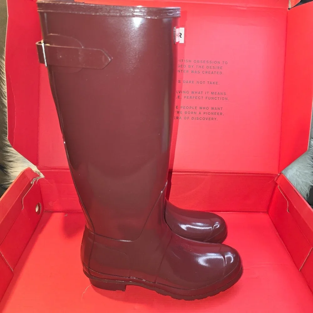 Hunter Original Tall Back Adjustable Gloss Rain Boots – Women's 9 — Burgundy